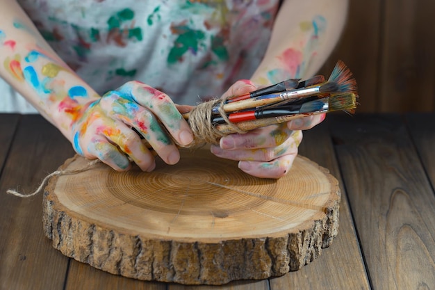 Foto mani femminili dell'artista con i pennelli