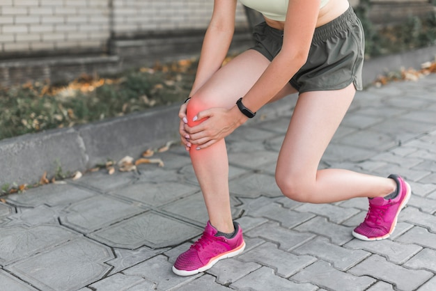 Atleta femminile che ha dolore al ginocchio