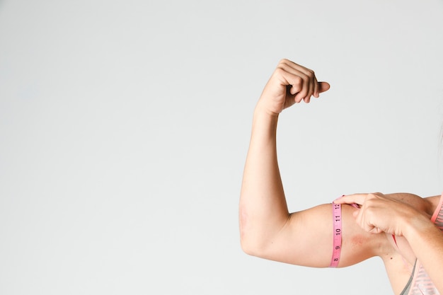 Photo female athlete measuring her biceps
