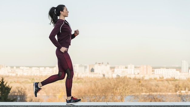 Photo female athlete running outdoor