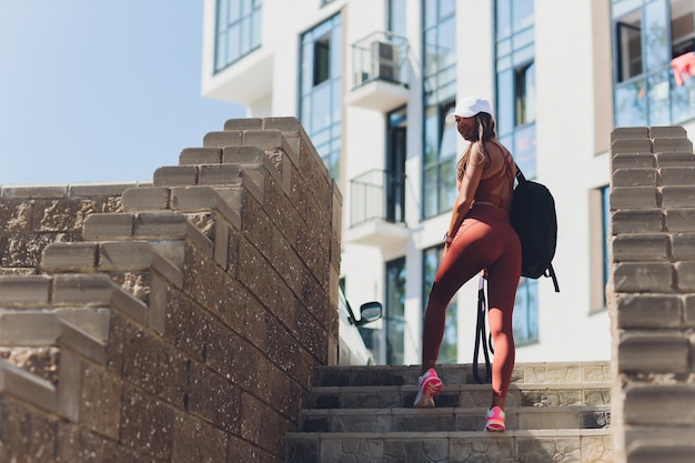 Photo female athlete sweating after climbing stairs, running and exercising outdoor