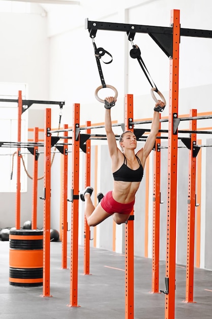 Atleta femminile che oscilla sugli anelli