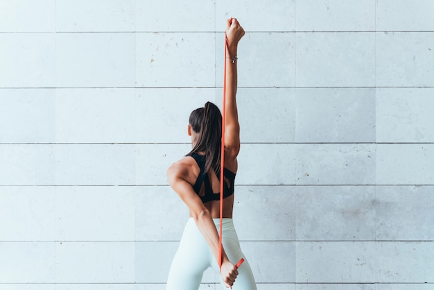 Atleta femminile con bande di stretching.