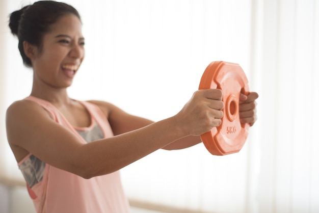 Female athletes are lifting weights and it's too heavy