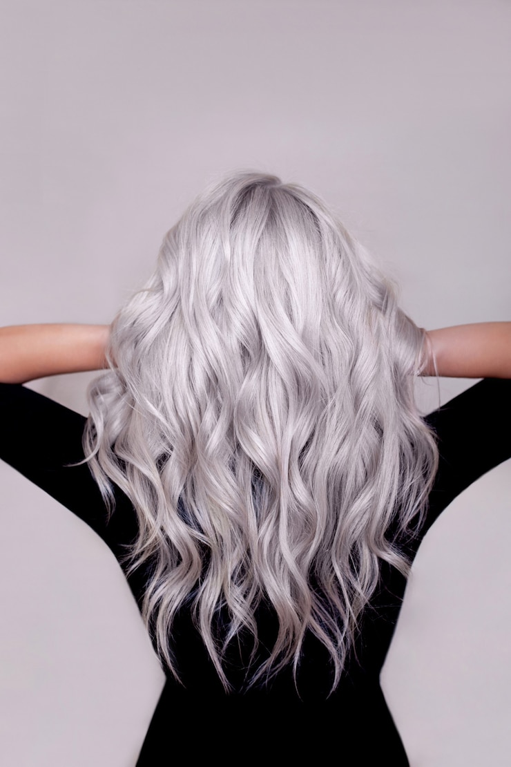 Photo female back with long curly silver blonde hair