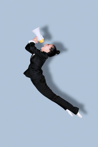 Photo female ballet dancer with suit and megaphone