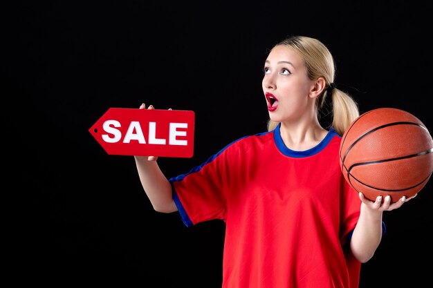 Foto giocatrice di basket femminile con palla su sfondo nero giochi di atleta azione vendita play