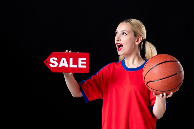 검은 배경에 공을 가진 여성 농구 선수 선수 판매 플레이 게임 액션
