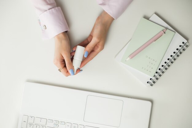 Blogger o consulente di bellezza femminile. lavoro a distanza da casa. freelance laptop, tazza di caffè.