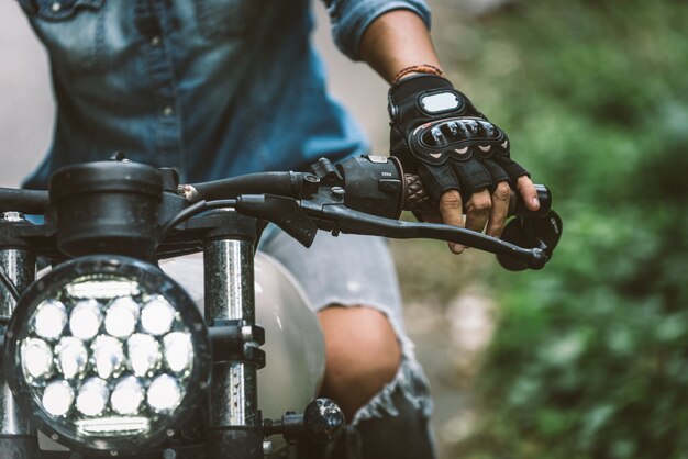 カフェレーサーバイクを運転する女性バイカー