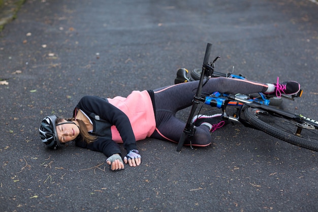 Motociclista femmina caduta dalla sua mountain bike