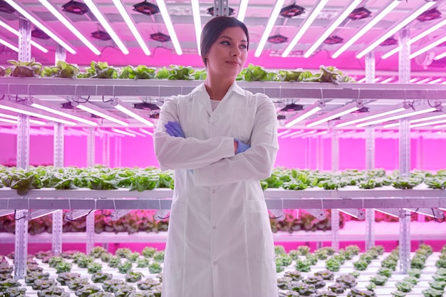 植物と研究室の女性生物学者