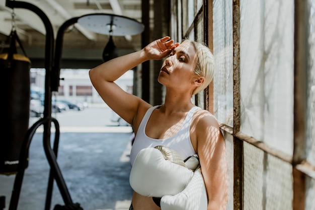 Foto pugile femminile in palestra