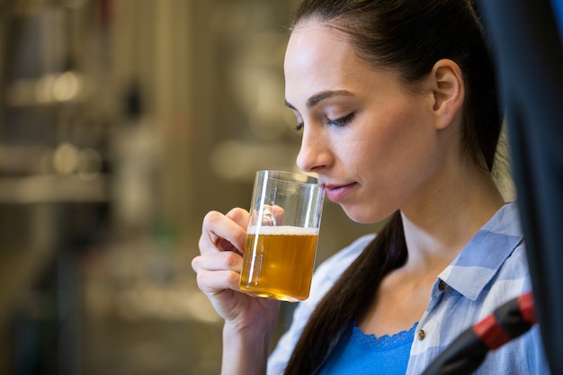 女性のビールテストビール