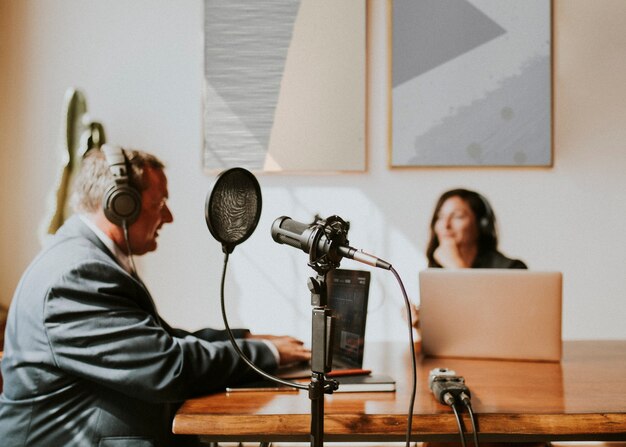 Emittente femminile che intervista il suo ospite in uno studio