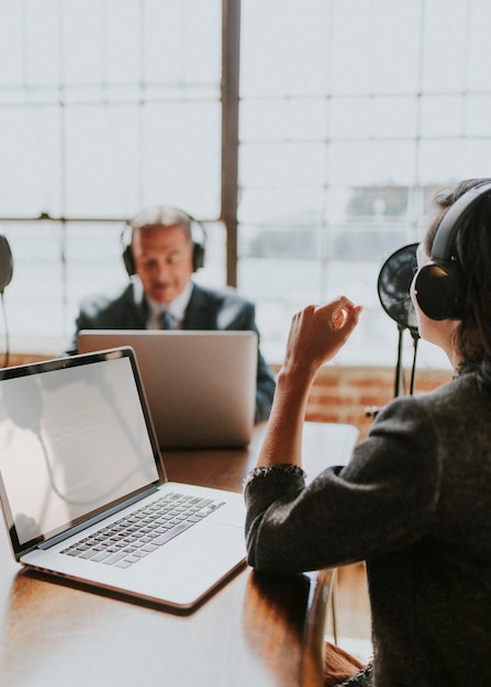 Emittente femminile che intervista il suo ospite in uno studio