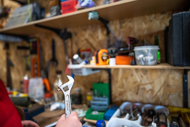 Photo female builder in her home workshop in america