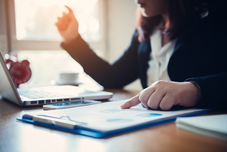 Female business analyst data.