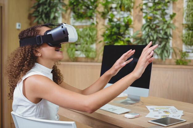 Foto uomo d'affari femminile che usando le cuffie da realtà virtuale