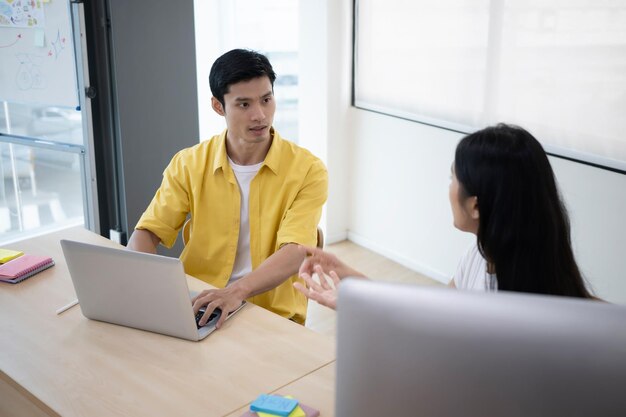 新しいプロジェクトを説明し、同僚と企業の事業計画について話し合う女性のビジネスリーダー