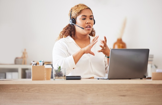 여성 콜센터 상담원은 사무실에서 화상통화나 줌통화를 하면서 헤드셋 통화를 하고 고객 영업 및 서비스 지원을 위해 통화 중 상담 및 설명을 하고 있다.