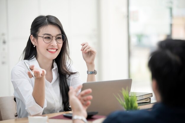 Photo  female ceo wearing glasses talking with company subordinates