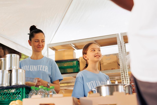 Photo female charity workers help the homeless