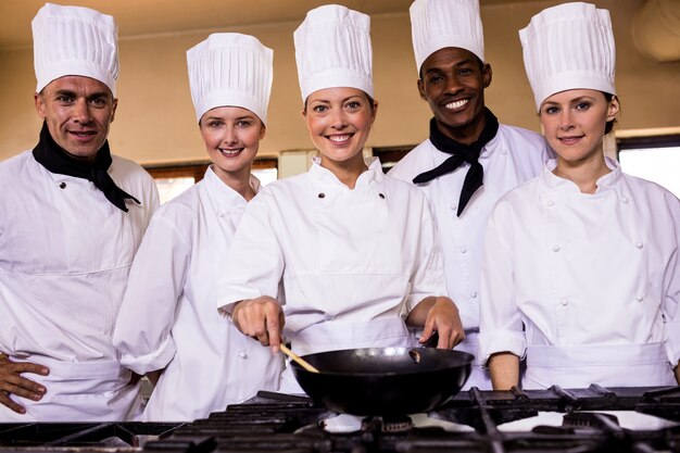 Cuoco unico femminile che prepara alimento in cucina