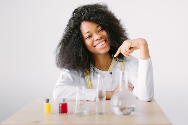 生物学の実験室の女性化学者。化学実験室で研究を行っている美しい少女研究者化学学生の肖像画