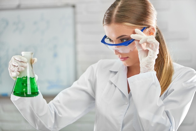 실험실에서 일하는 여성 화학자