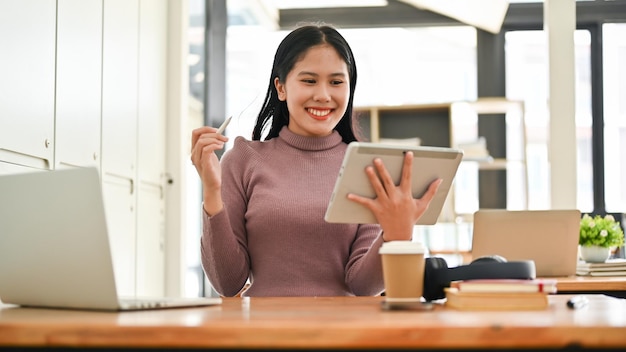 デジタル タブレットで学校のプロジェクトを行う女子大生