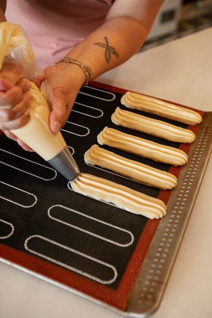 Photo female confectioner baking with dough in a pastry shop