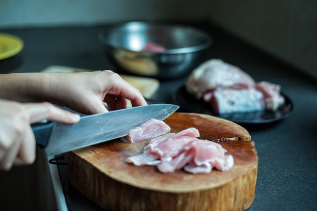 写真 キッチン用の女性用調理豚肉