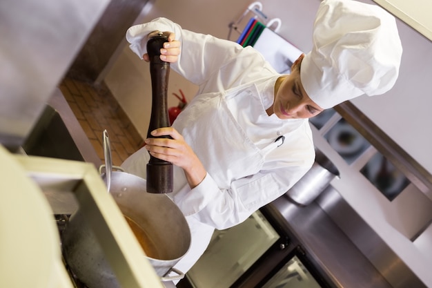 Foto cuoco femminile che prepara alimento in cucina