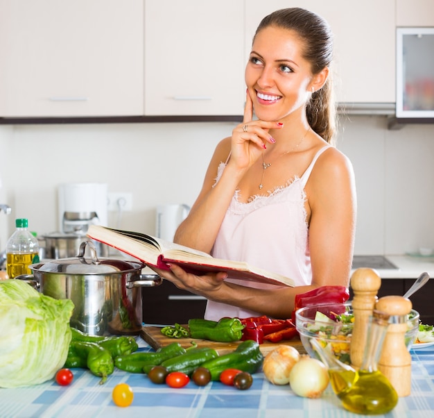 Foto femmina che cucina con verdure a casa