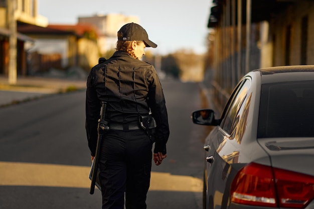 写真 車に来る女性警官。道路パトロール警察サービス。制限速度を超えるなどの交通違反