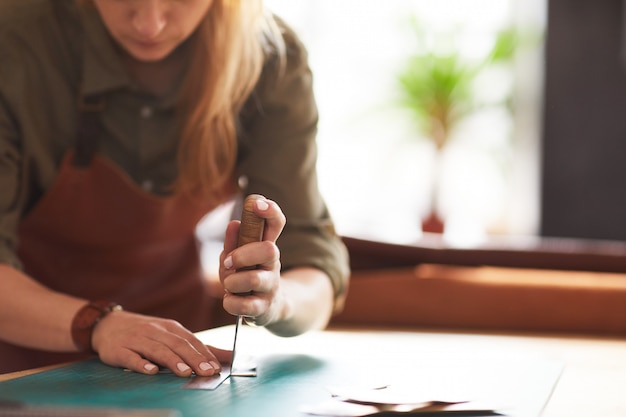 Photo female crafter