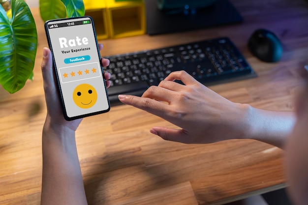 女性顧客は、スマートフォンの満足度カスタマー サービス エクスペリエンスで 5 つ星の評価を与えています サービス評価 レビュー