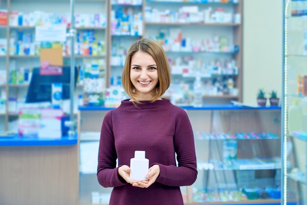 Pillole della holding del cliente femminile in farmacia