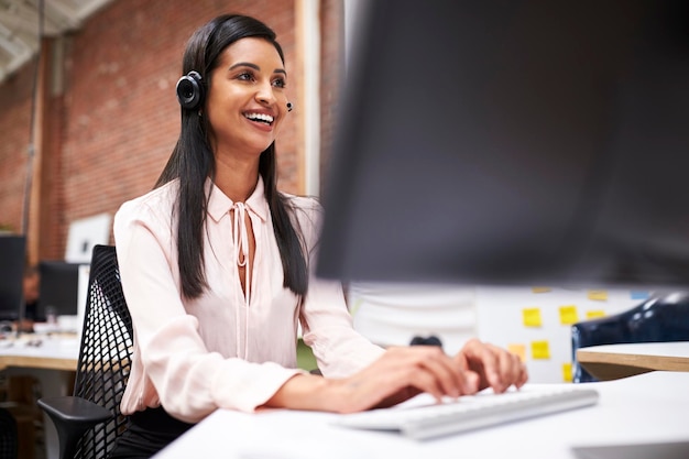 Photo female customer services agent working at desk in call center