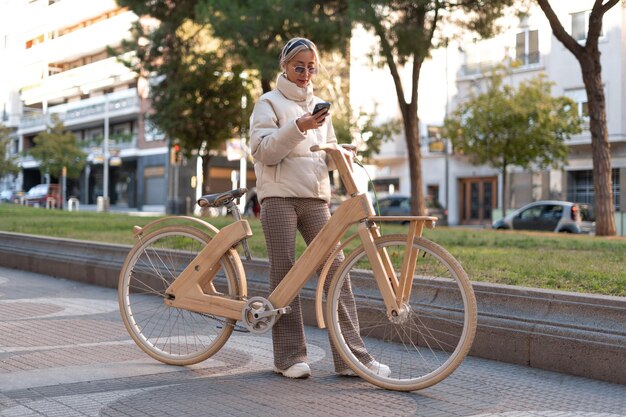 公園でスマートフォンを使用している女性サイクリスト