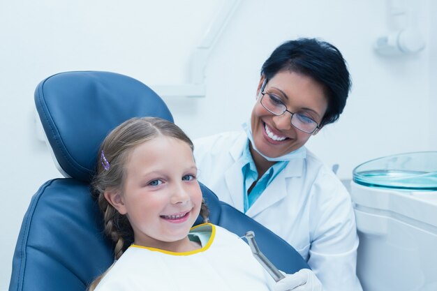 Photo female dentist examining girls teeth