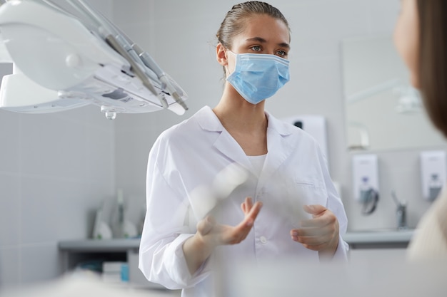 Dentista femminile che indossa una maschera