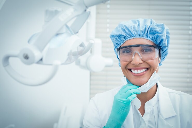 Photo female dentist wearing surgical cap and safety glasses