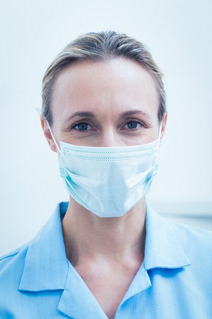 외과 마스크를 착용하는 여성 치과 의사