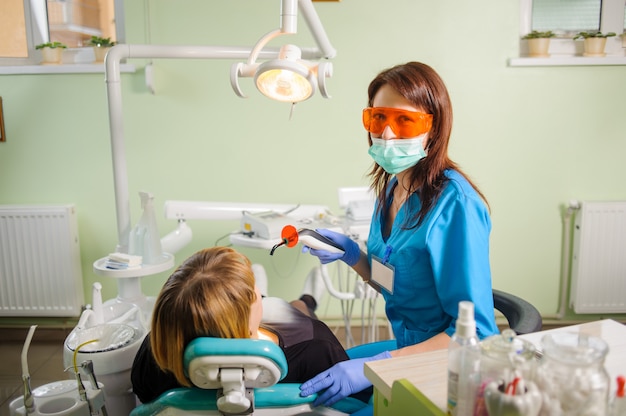치과 의사 photopolymer 램프와 여성 치과 의사