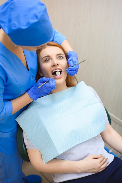 Dentisti femminili che trattano paziente