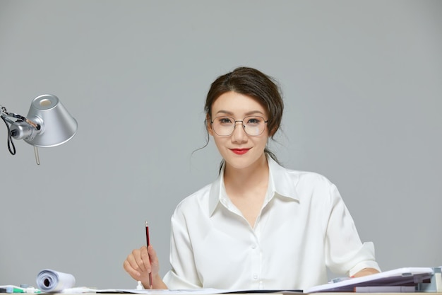 残業する女性デザイナー