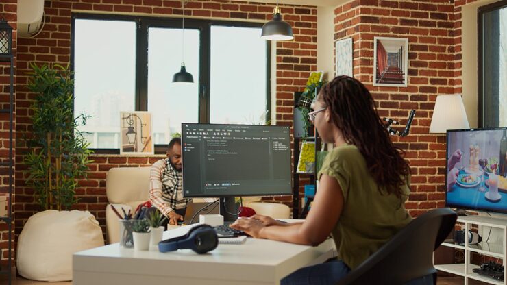 Photo 女性開發者在 it 軟件程序上工作,用 html 脚本和代碼建立網頁數據庫.在終端窗口上編程人工智能,在家做遠程工作.