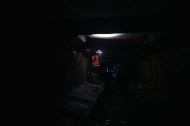 손전등을 들고 터널을 탐험하는 여성 광부
